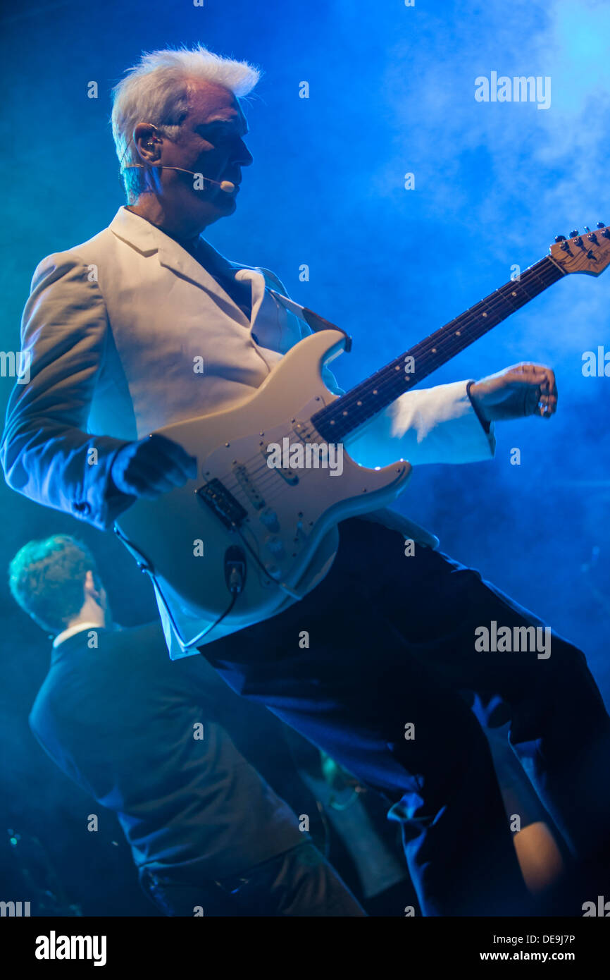 David Byrne von Talking Heads & St Vincent an Electric Picnic 2013 live spielen Stockfoto