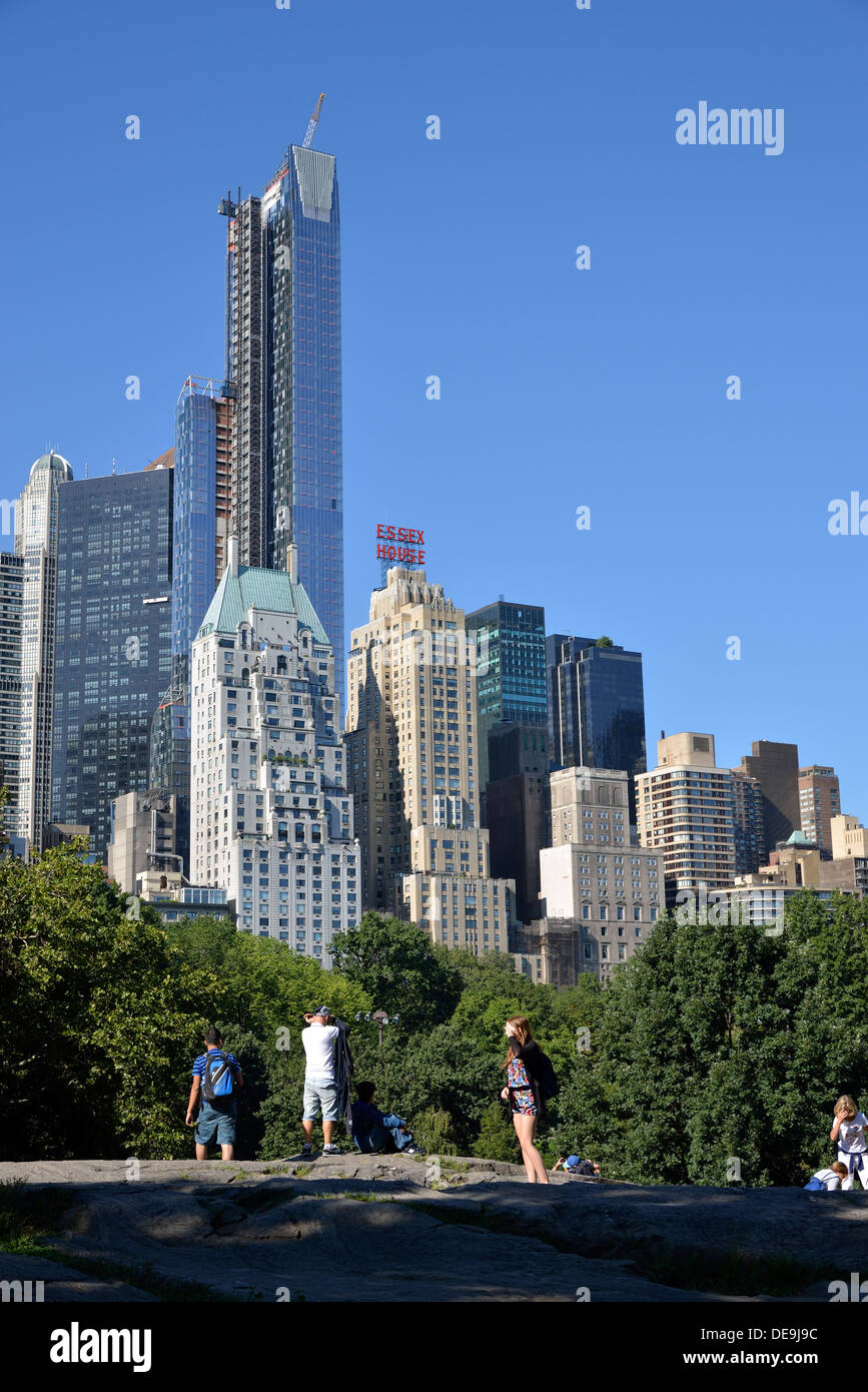 Menschen vor Apartmenthouses am Central Park South, Manhattan, New York City, New York, USA Stockfoto