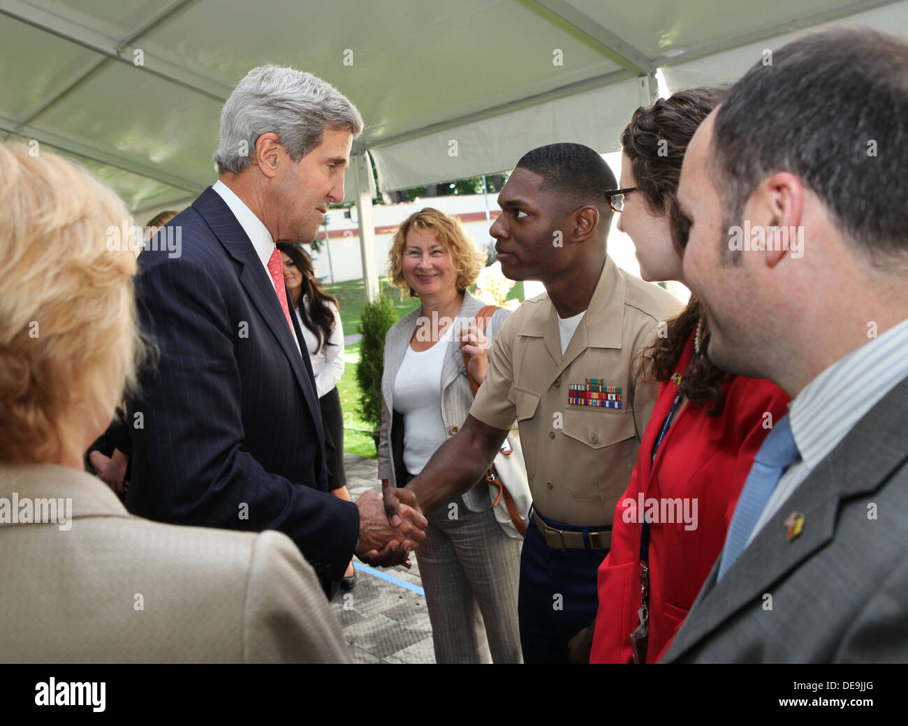 Secretary Kerry grüßt Mitarbeiter der Botschaft Vilnius Stockfoto