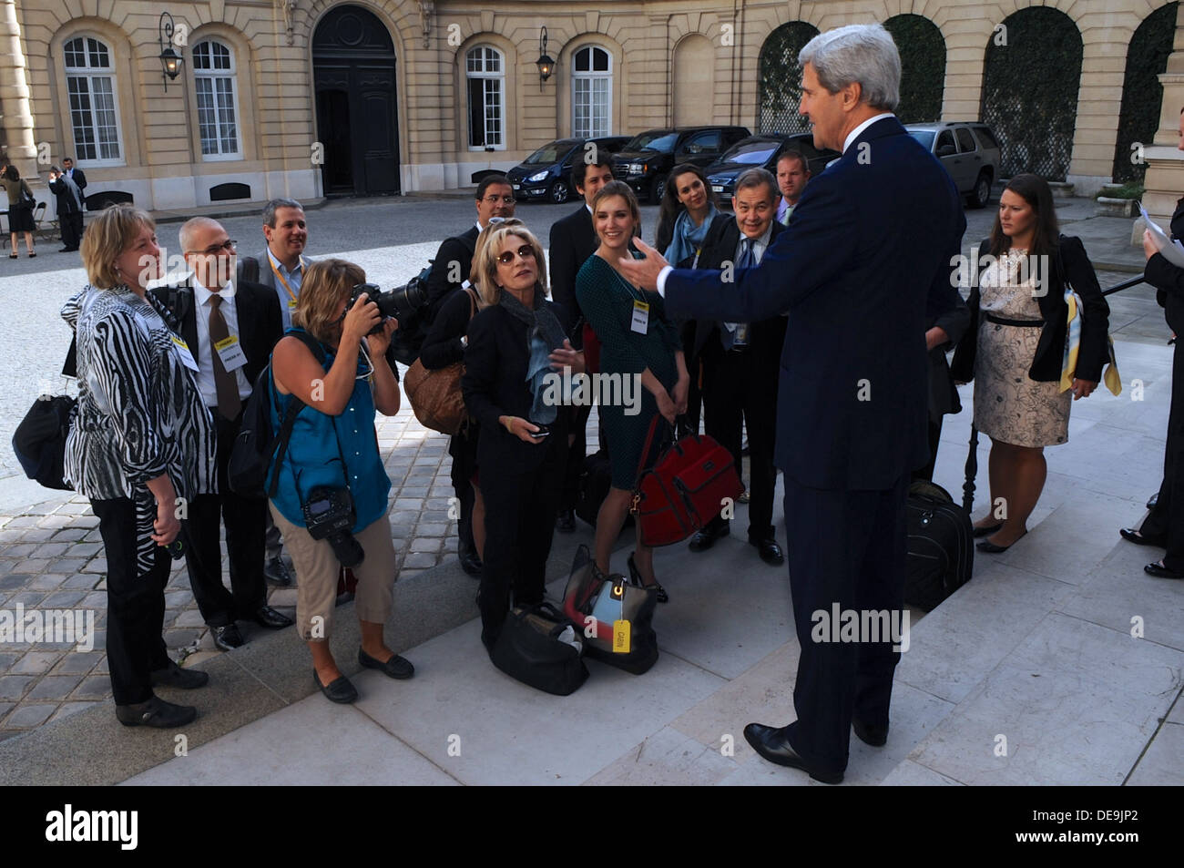 Secretary Kerry grüßt das Reisen Pressekorps Stockfoto