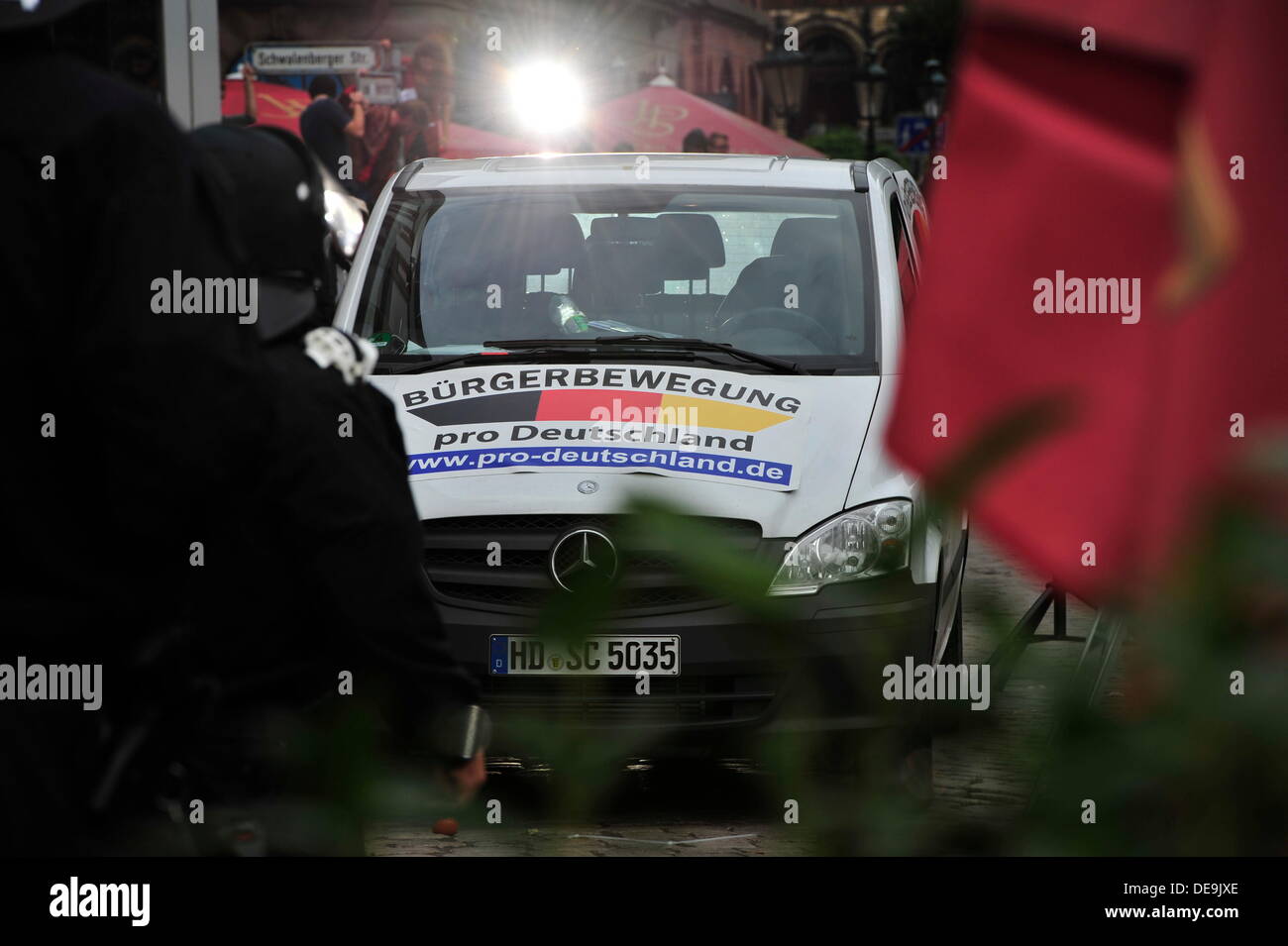 Links Partei, Linke, SPD und antifaschistischen Fans protestieren gegen die rechtsextreme Partei Pro Deutschland sterben. Stockfoto