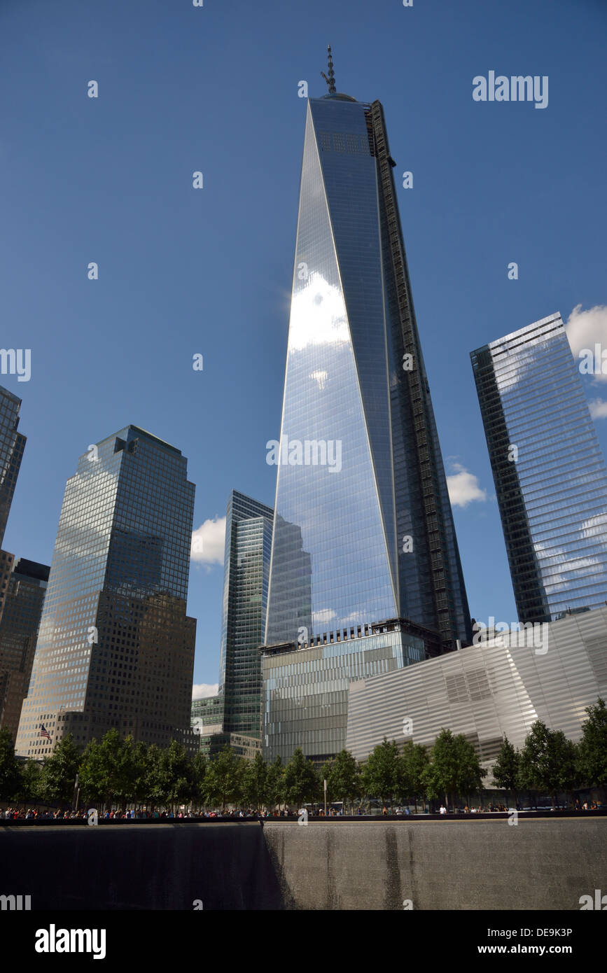 National September 11 Memorial mit One World Trade Center, Manhattan, New York City, New York, USA Stockfoto