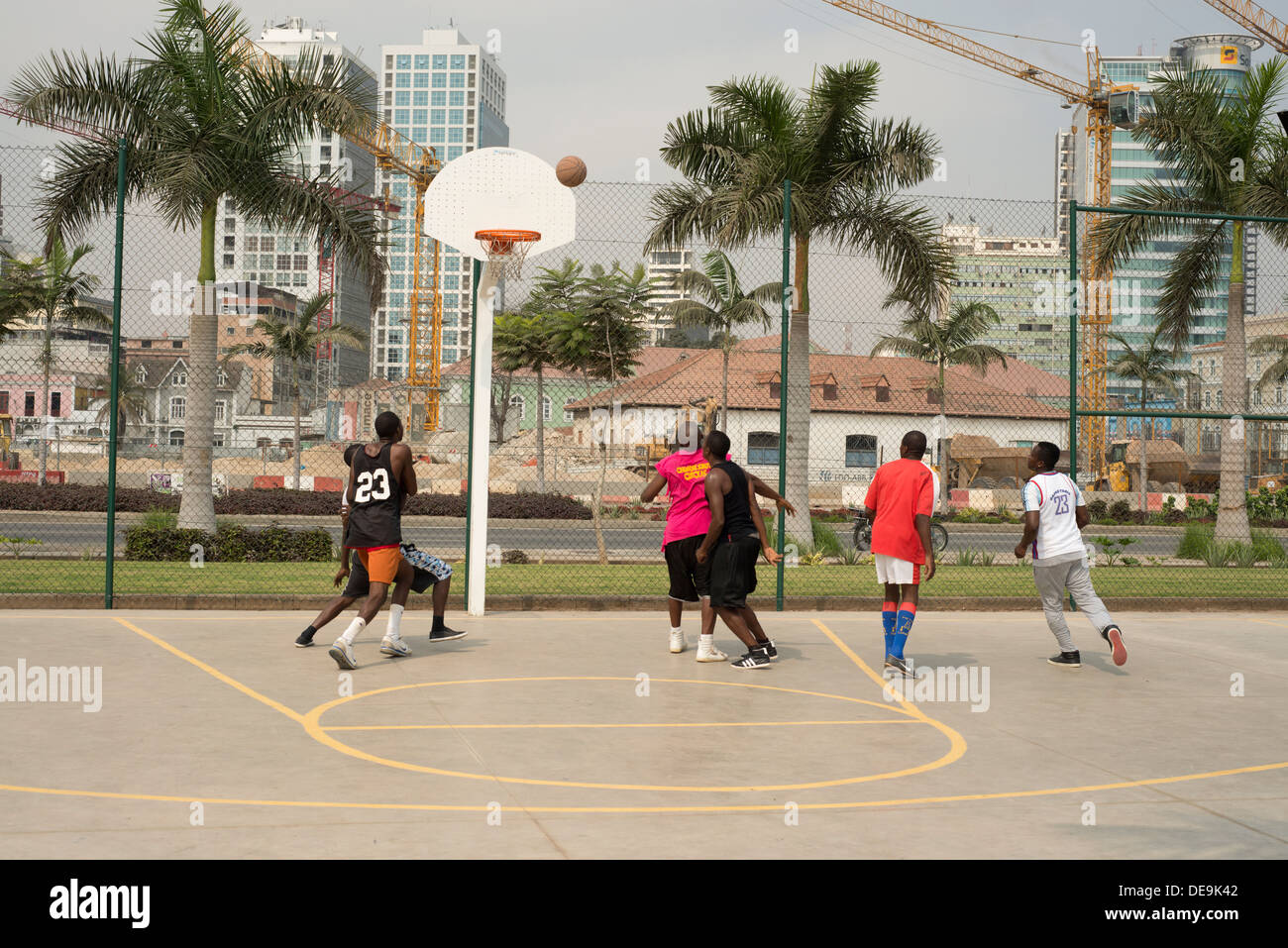 Basketball spielen, Luanda, Angola Stockfoto