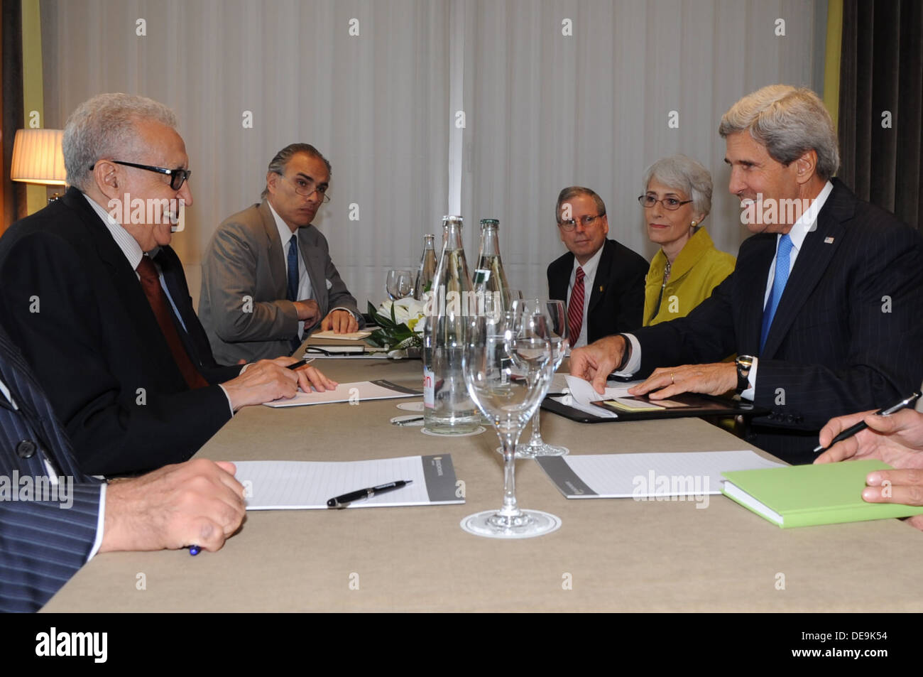 Secretary Kerry trifft sich mit UN Special Envoy Brahimi in Genf Stockfoto