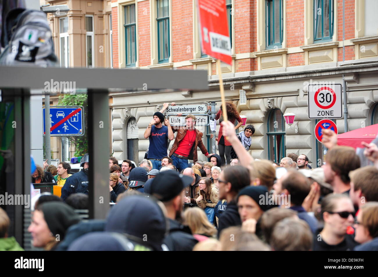 Links Partei, Linke, SPD und antifaschistischen Fans protestieren gegen die rechtsextreme Partei Pro Deutschland sterben. Stockfoto