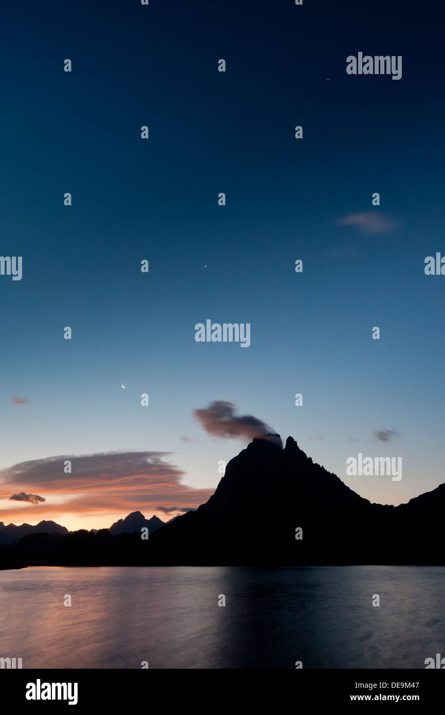 MIDI-d'Ossau bei Sonnenaufgang mit Mond im Ayous See, Pyrénées-Atlantiques, Frankreich, Europa Stockfoto