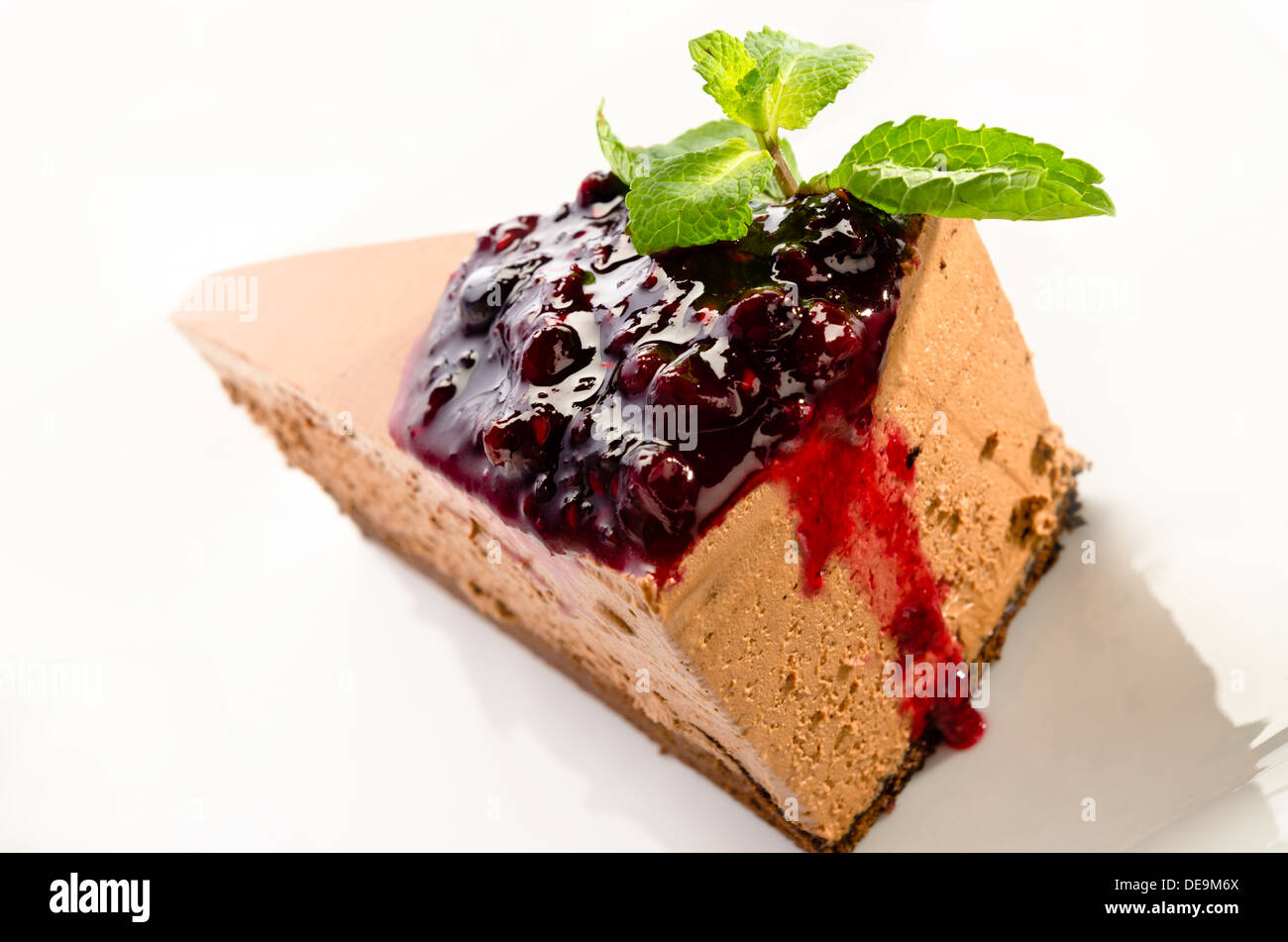 Geschichtete Schokoladenmousse Kuchen mit dunklen Kirschen Stockfoto