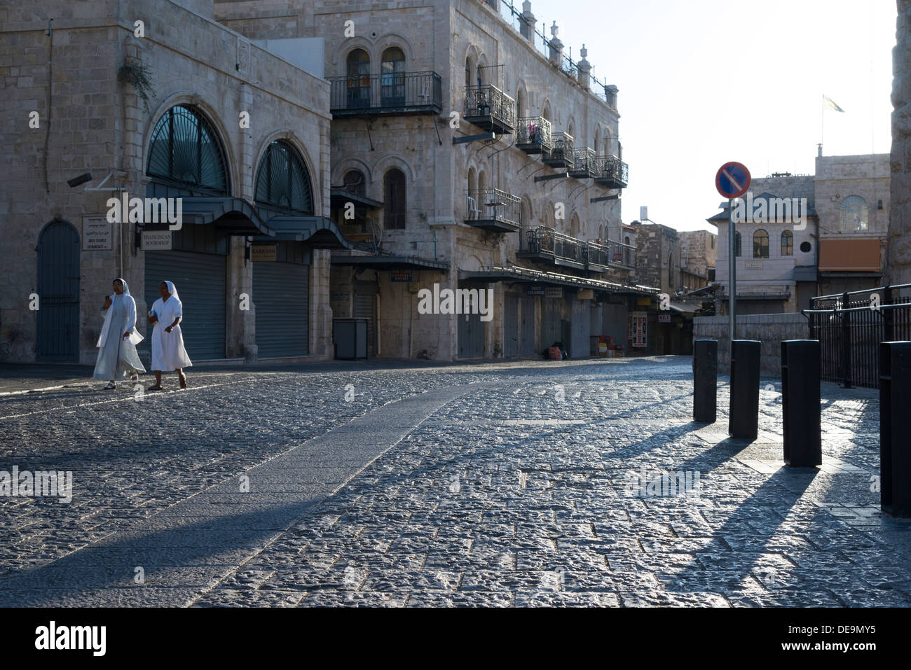 Zwei Nonnen entlang gepflasterten Straße im Morgenlicht. Altstadt von Jerusalem. Israel. Stockfoto