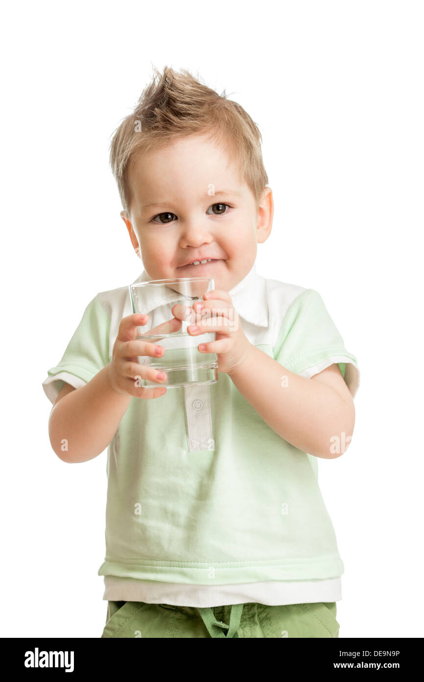 Lustige Kinder Trinkwasser aus Glas auf weiß Stockfoto