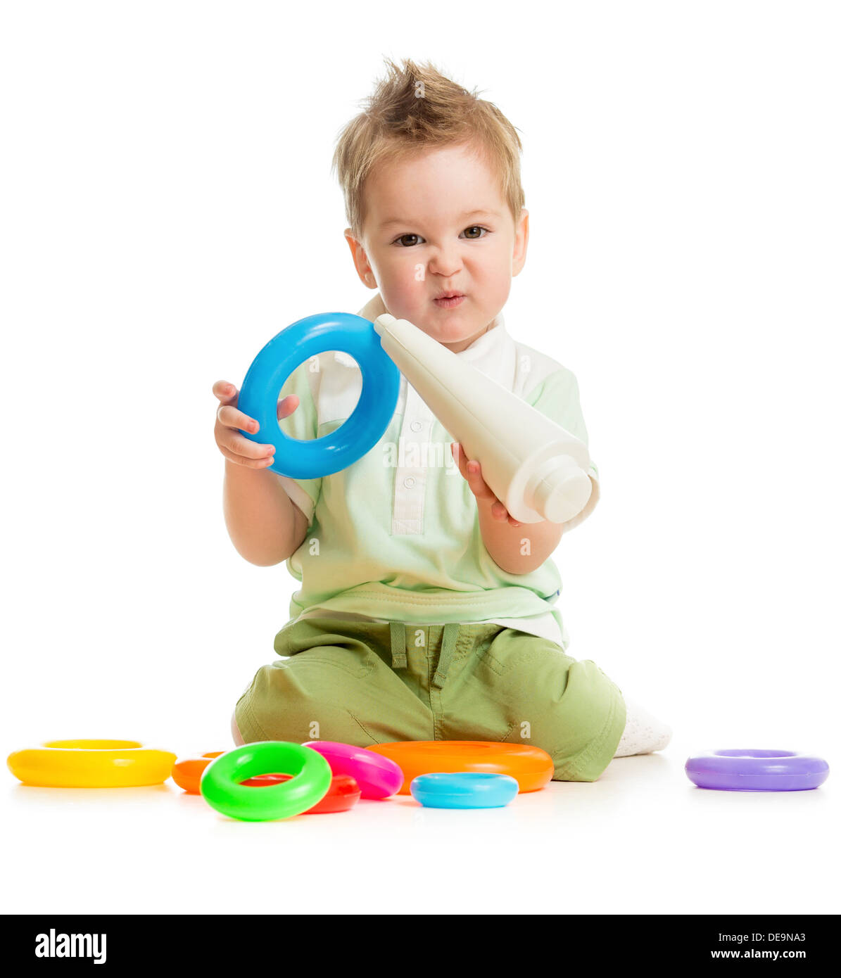 Baby spielen bunte Spielzeug isoliert auf weiss Stockfoto
