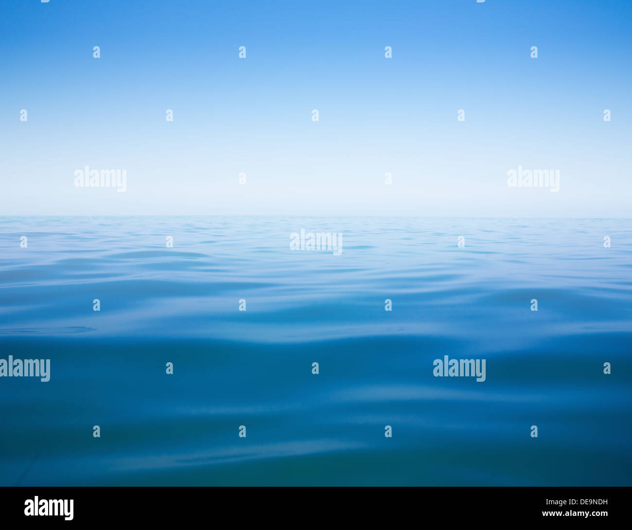 klaren Sie Himmel und ruhigen Meer oder Ozean Wasser Oberfläche Hintergrund Stockfoto