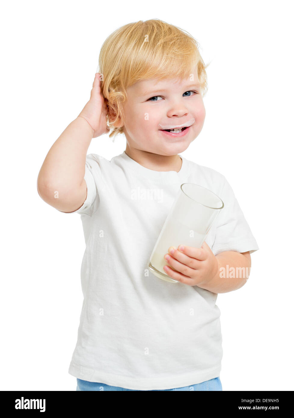 Lustige Kinder trinken Milchprodukt aus Glas isoliert auf weiss Stockfoto