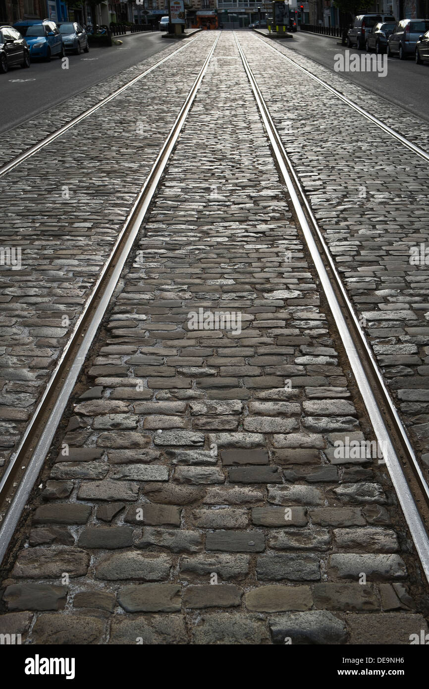 Straßenbahn-Schienen gepflasterte Straße Stockfoto