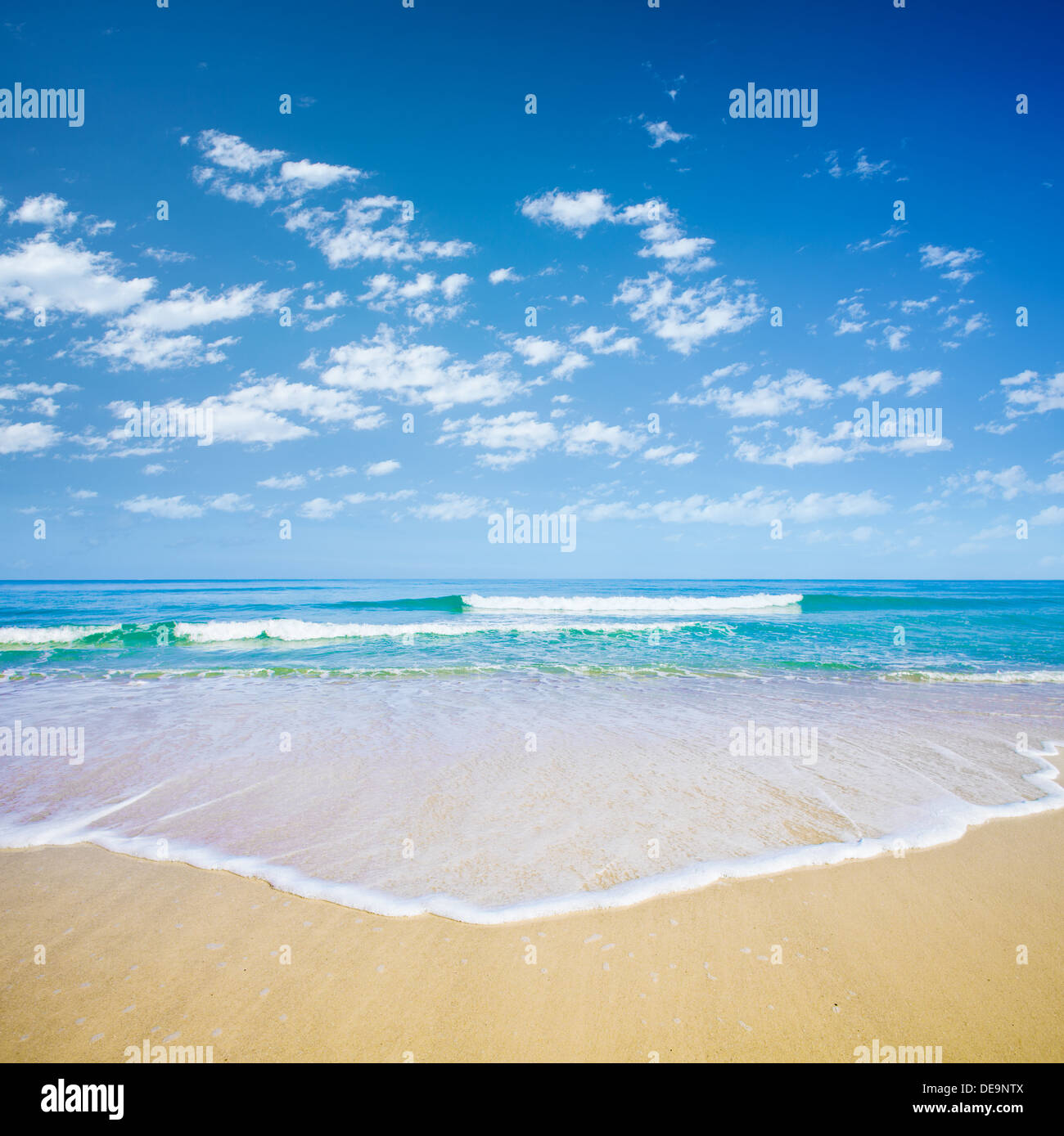 blauer Himmel und Meer oder Ozean Strand Stockfoto