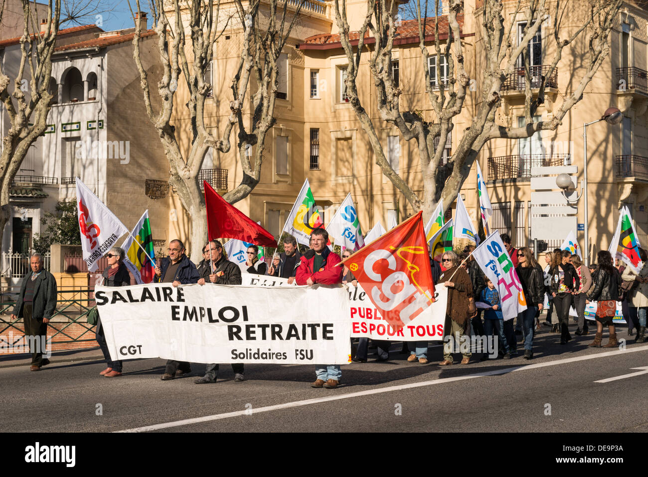 Publikum demonstrieren gegen Sparpolitik der Regierung misst, Perpignan, Pyrénées-Orientales, Languedoc-Roussillon, Stockfoto