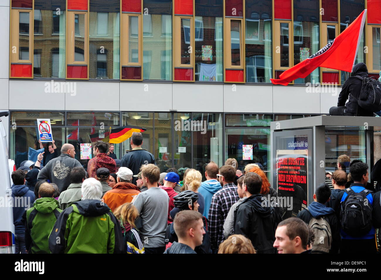 Links Partei, Linke, SPD und antifaschistischen Fans protestieren gegen die rechtsextreme Partei Pro Deutschland sterben. Stockfoto