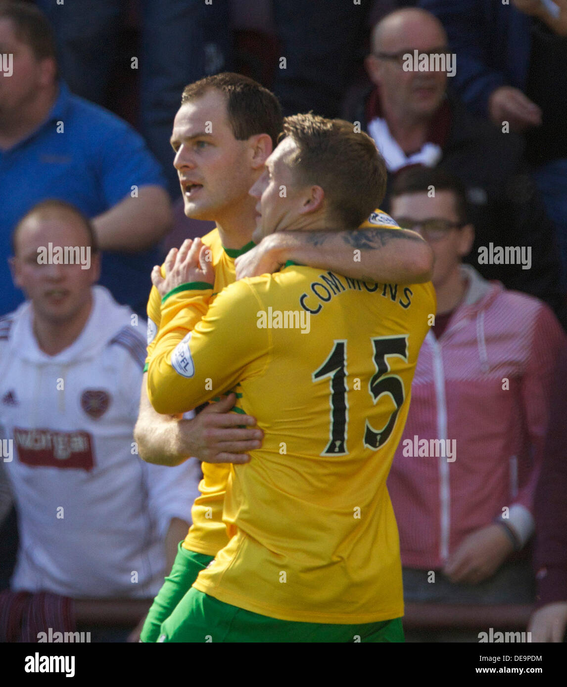 Edinburgh, Schottland. 14. September 2013. Anthony Stokes feiert mit Kris Commons der keltischen nach so dass es 2: 1 in der schottischen Premier League Match zwischen Herz und Celtic, von Tynecastle Park Stadium, Edinburgh. Bildnachweis: Aktion Plus Sport/Alamy Live-Nachrichten Stockfoto