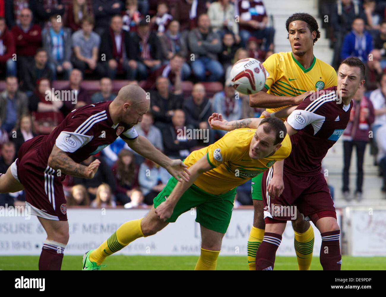 Edinburgh, Schottland. 14. September 2013. Celtic ist prämiert eine Strafe, nachdem der Ball kommt aus dem Arm des Herzen Jamie Hamill während des schottischen Premier-League-Spiels zwischen Herz und Celtic, Tynecastle Park Stadium, Edinburgh. Bildnachweis: Aktion Plus Sport/Alamy Live-Nachrichten Stockfoto