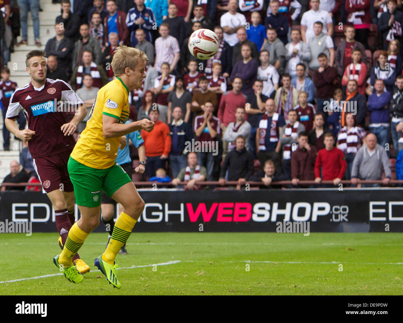 Edinburgh, Schottland. 14. September 2013. Teemu Pukki Noten für Celtic bei seinem Debüt zu machen, 3: 1 in der schottischen Premier League match zwischen Herz und Celtic, von Tynecastle Park Stadium, Edinburgh. Bildnachweis: Aktion Plus Sport/Alamy Live-Nachrichten Stockfoto