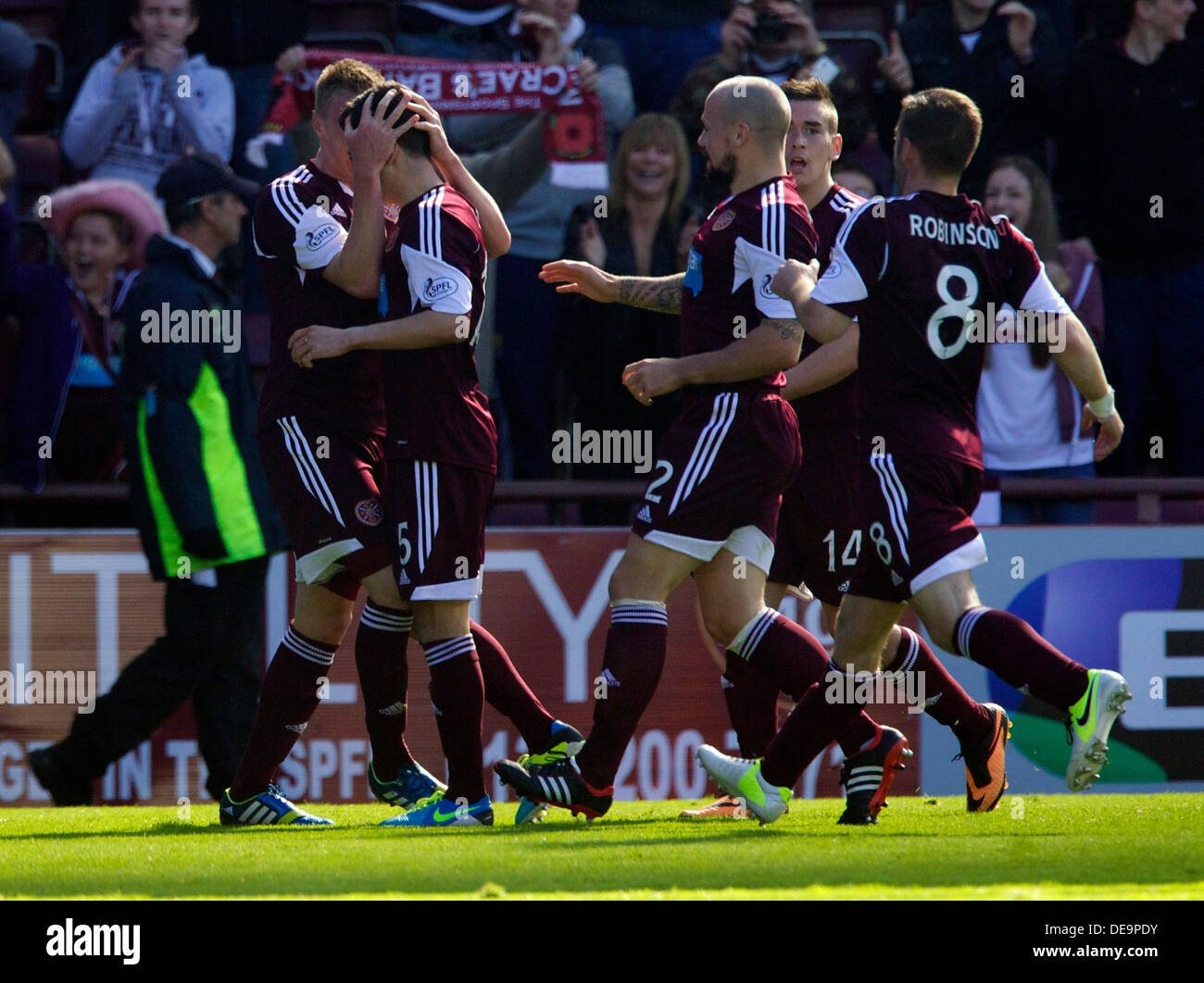 Edinburgh, Schottland. 14. September 2013. Herzen Jason Holt ist nach He Scores auf Ebene des Spiels während des schottischen Premier League-Spiels zwischen Herz und Celtic, von Tynecastle Park Stadium, Edinburgh gemobbt. Bildnachweis: Aktion Plus Sport/Alamy Live-Nachrichten Stockfoto