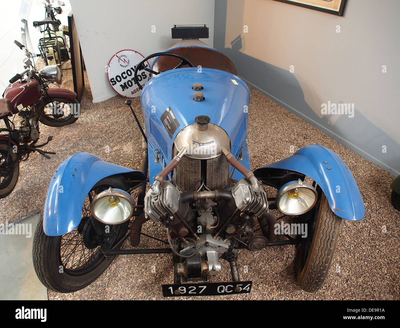 Der 1927 im Musée de la Moto et du Vélo in Amneville, Frankreich, ausgestellte Darmont 7cv-Radar ist Teil einer renommierten Sammlung von Motorrädern und Fahrrädern. Das Museum beherbergt Europas beste Sammlung, einschließlich der Chapleur-Sammlung, die von der nationalen Finanzdirektion klassifiziert wurde. Stockfoto