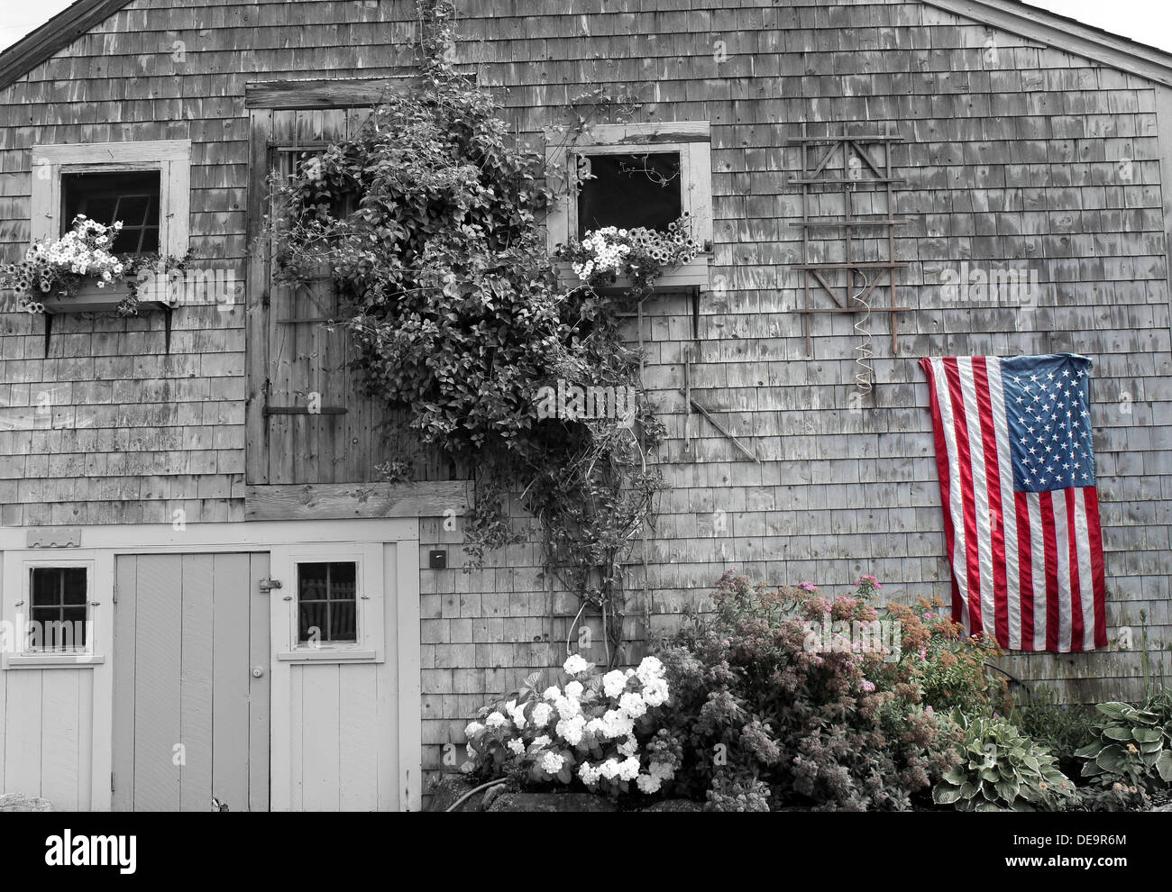 schöne Wand der Hütte mit der amerikanischen Flagge in fokale schwarz / weiß Stockfoto