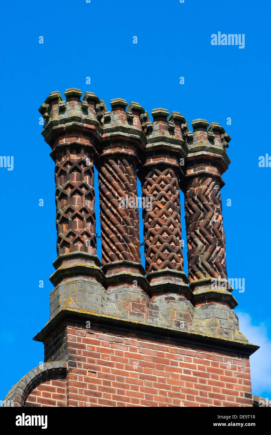 4 große reich verzierte Schornstein vor einem tiefblauen Himmel in Norwich Norfolk England Stockfoto