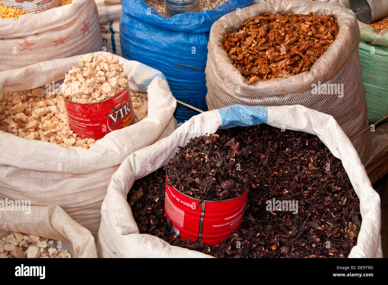 Gewürze und Hülsenfrüchte zu verkaufen in Säcken in Serekunda Markt, Gambia, Westafrika Stockfoto