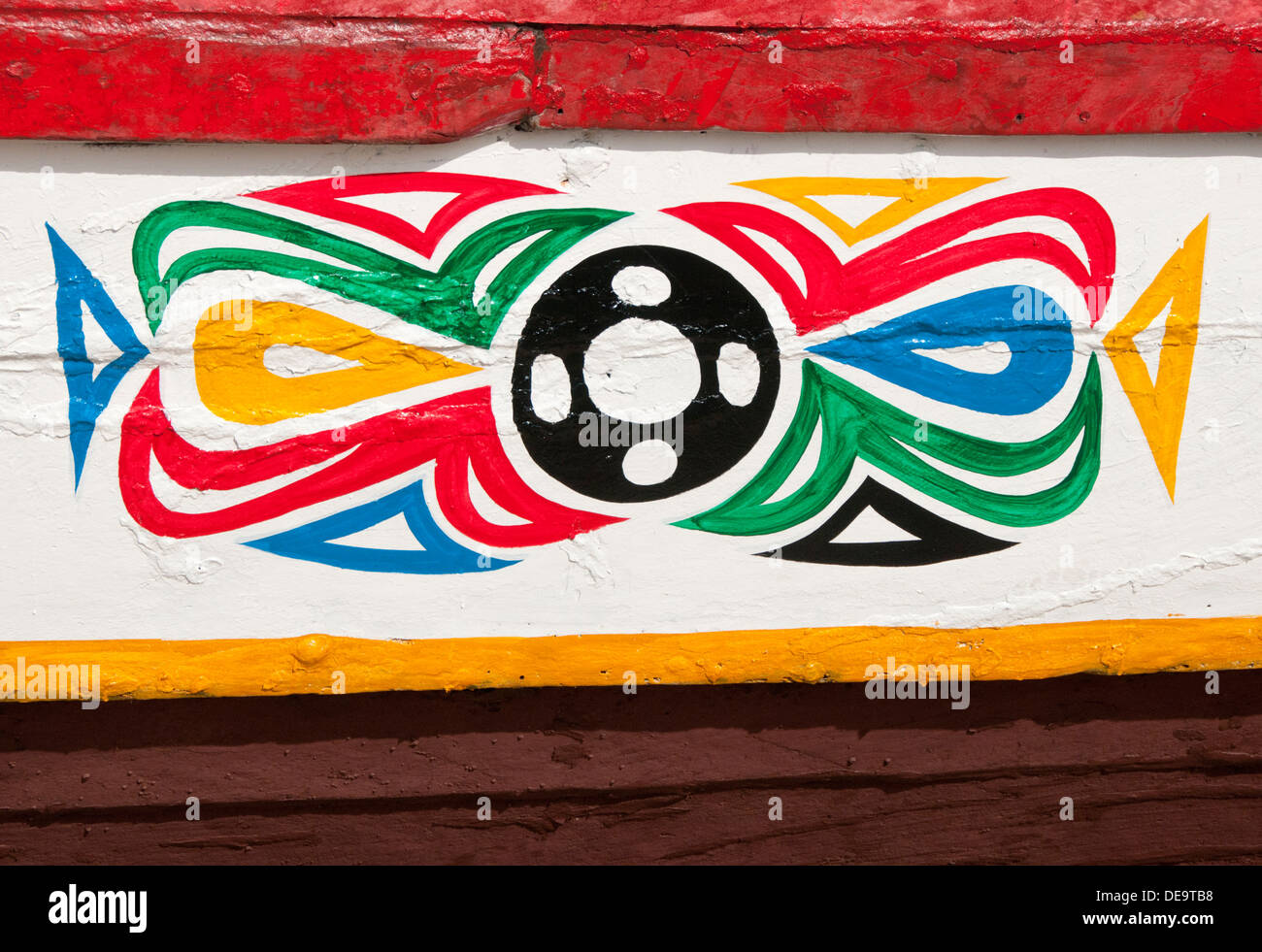 Nahaufnahme Detail der hell gestrichenen Design auf lokalen Gambischen Fischerboote, Tanji, Gambia, Westafrika Stockfoto