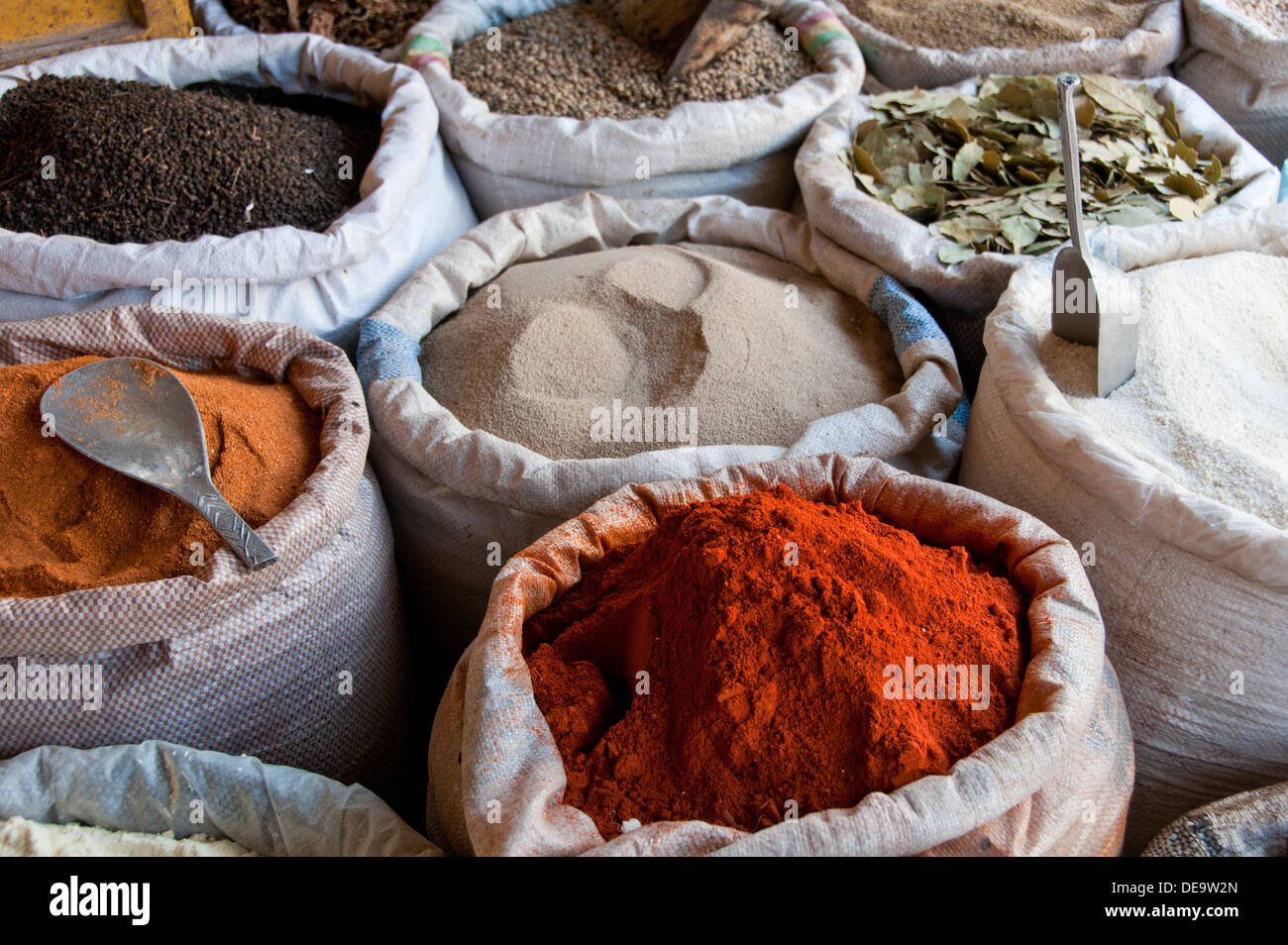 Bunte Gewürze und Hülsenfrüchte zum Verkauf in Säcke, Markt Serekunda, Gambia, Westafrika Stockfoto