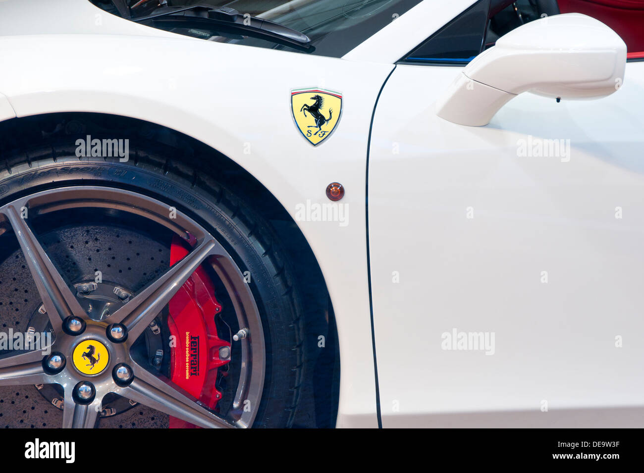 Nahaufnahme eines weißen Ferrari 458 Spyder Sportwagen mit Rad & Abzeichen Stockfoto