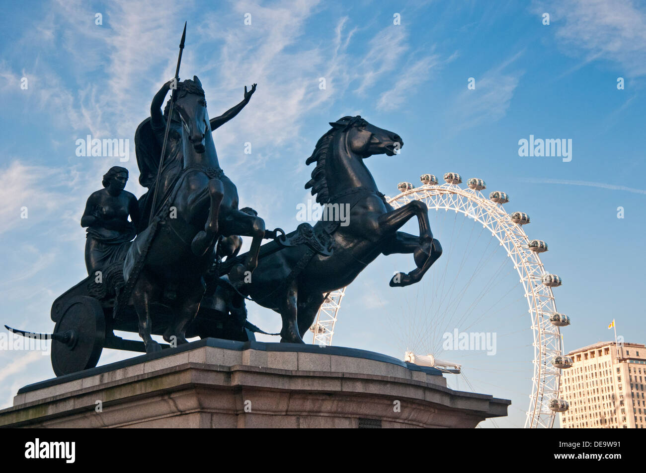 Statue der Königin Boadicea im Schatten des London Eye, Westminster, London, England, UK Stockfoto