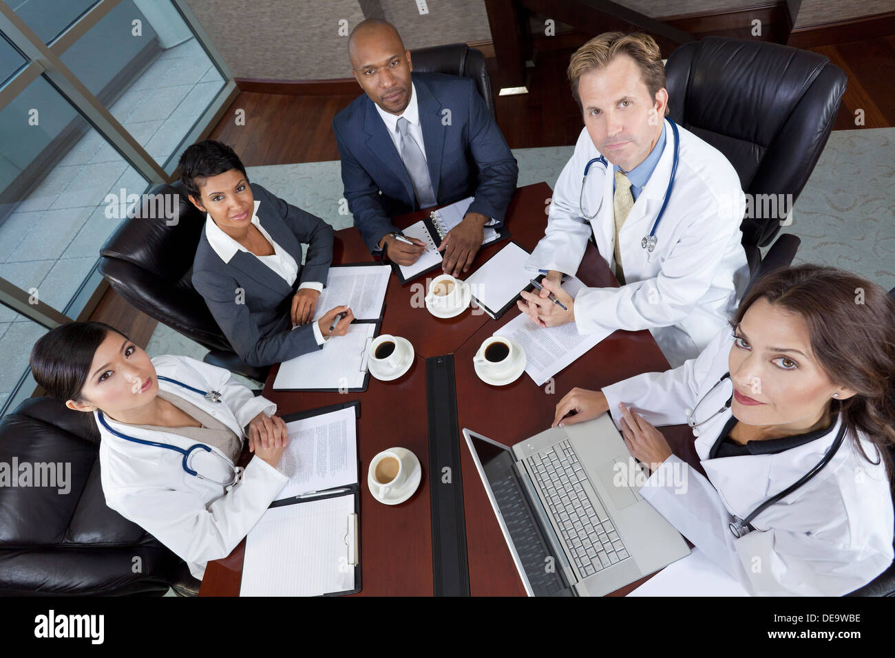 Interracial Gruppe von Geschäftsleuten & Frauen, Unternehmer und Unternehmerinnen und Ärzte Team-Meeting in Krankenhaus-Sitzungssaal Stockfoto