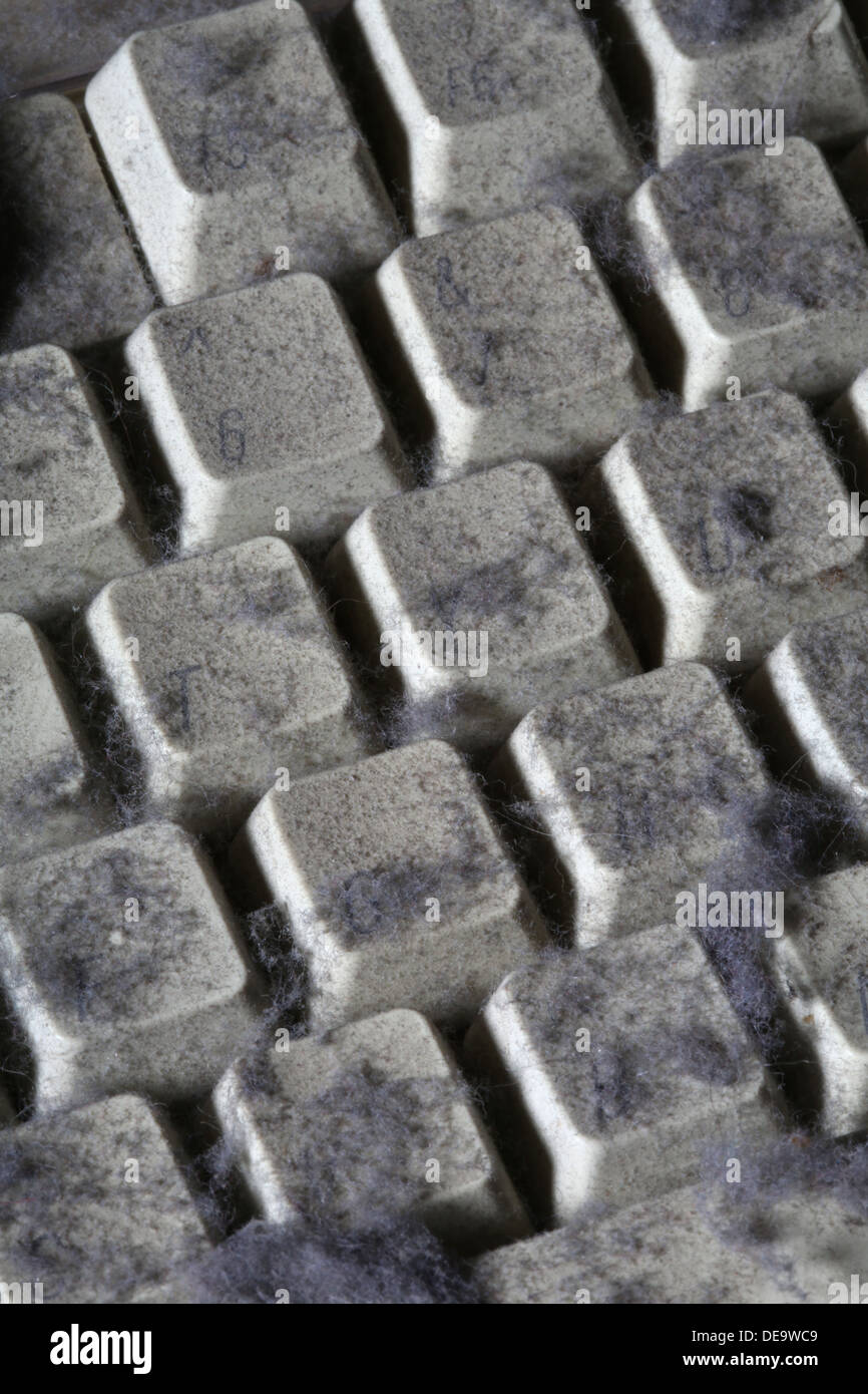 nicht verwendete Computer-Tastatur mit Staub und Spinnweben bedeckt Stockfoto