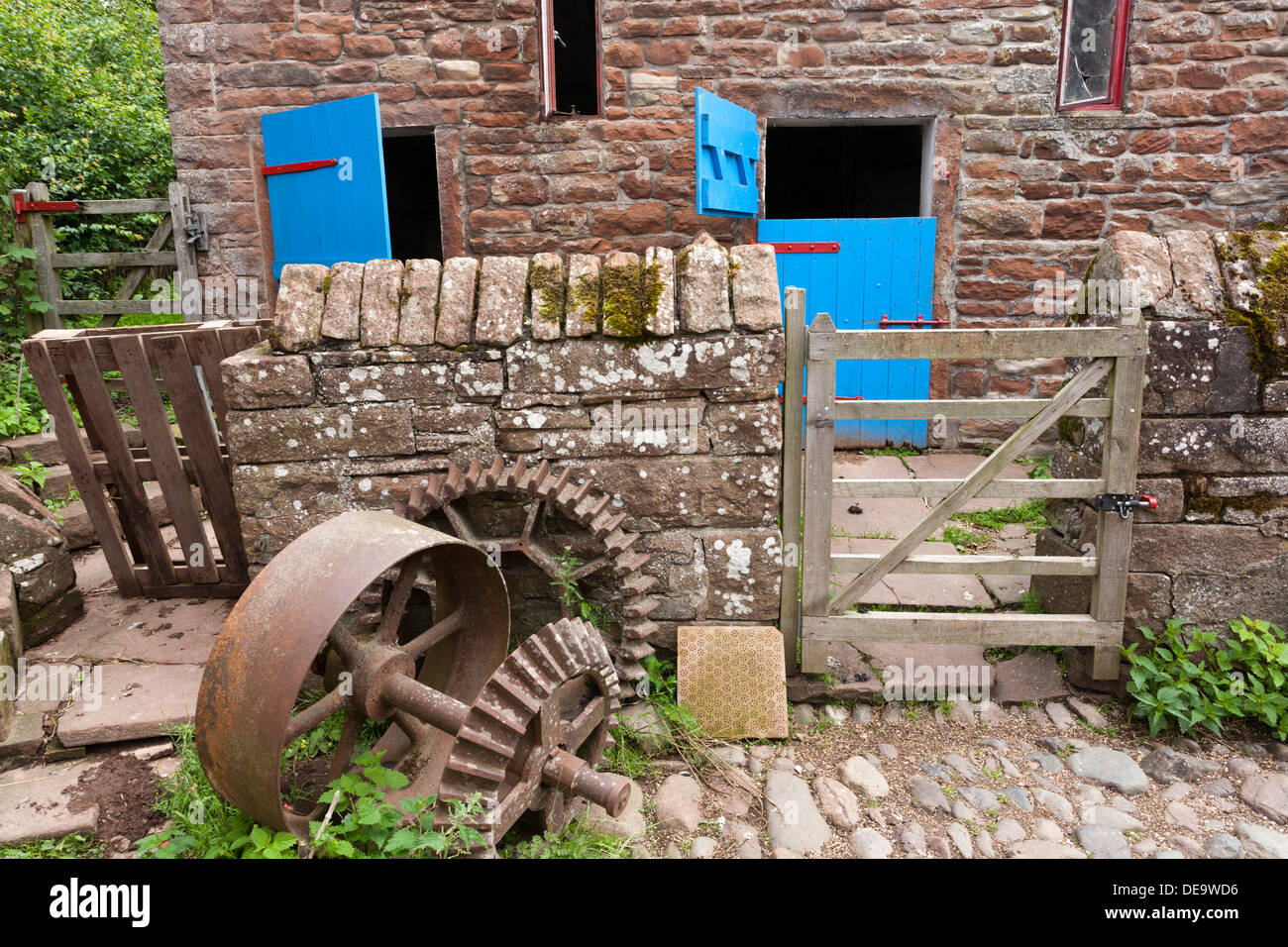 Alte Gebäude und Maschinen an wenig Salkeld Wassermühle, Cumbria UK Stockfoto