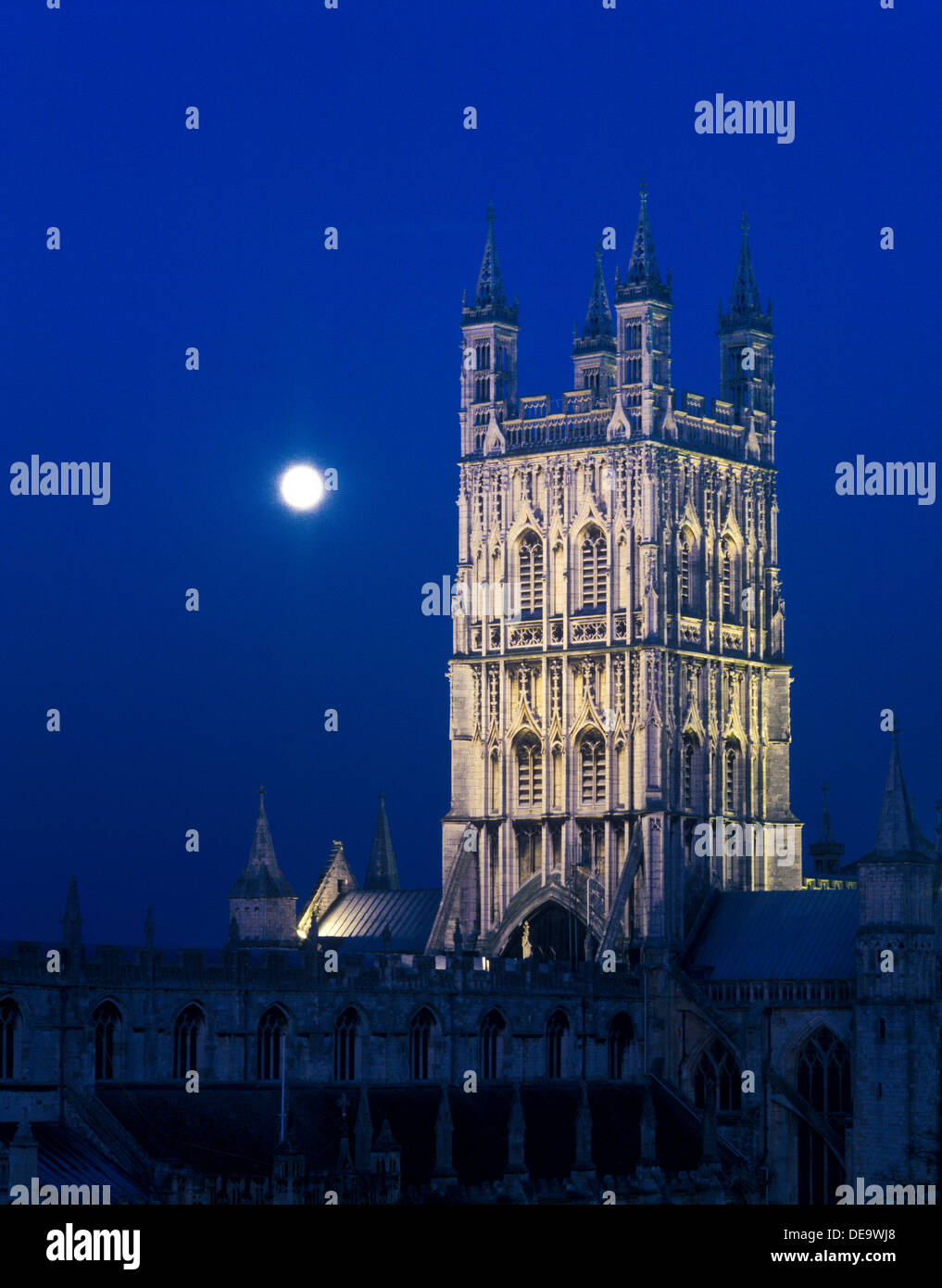 Der Mond steigt neben der beleuchteten Kathedrale von Gloucester, Gloucester UK Stockfoto