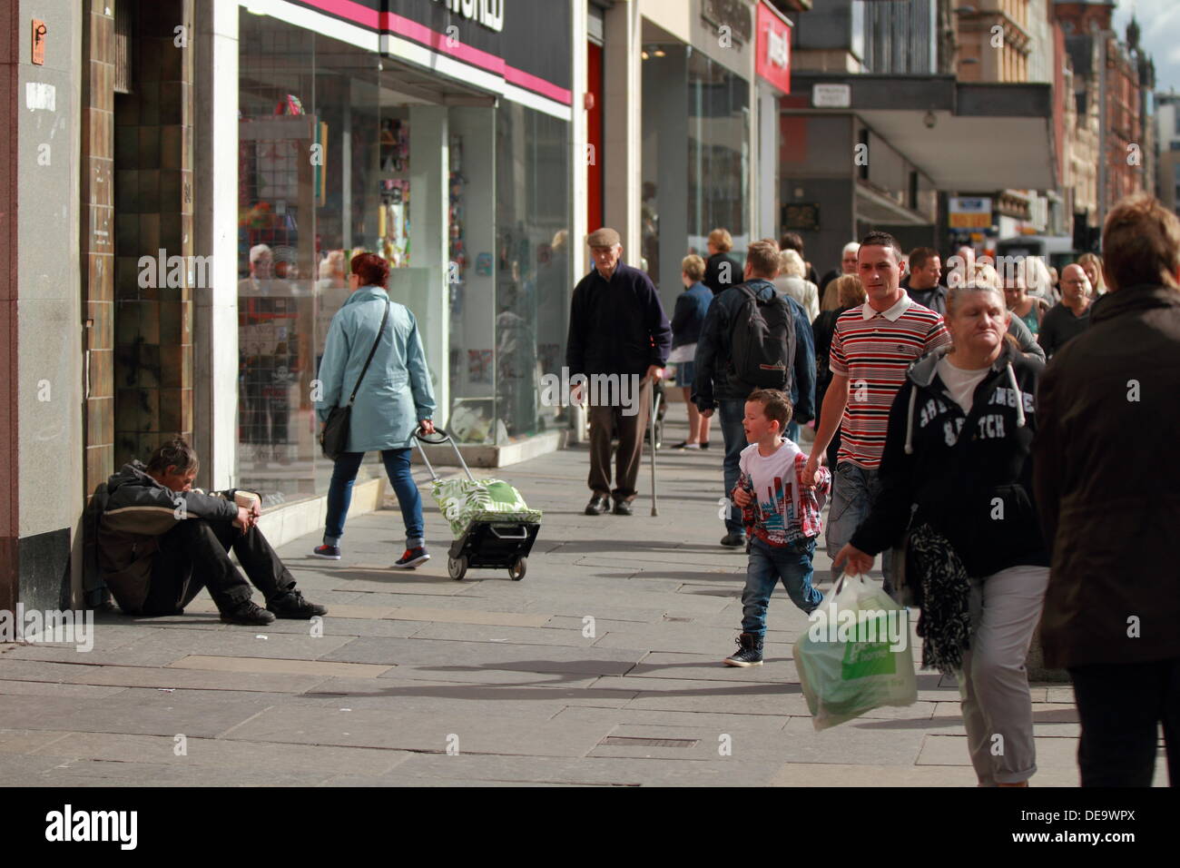 Ein betrunkener Obdachloser Mann bittet um Geld, schmutzig, Arm, Armut, Obdachlose und allein Argyll Street, Glasgow, Schottland, UK Stockfoto