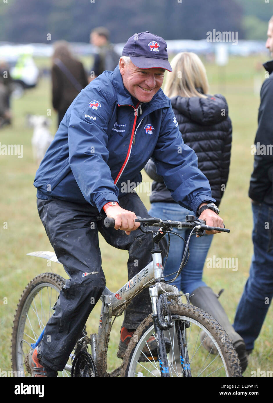 Woodstock-Oxford, England, Vereinigtes Königreich. Samstag, 14. September 2013. 2013 Treue Blenheim Palace Horse Trials. Woodstock-Oxford, England, Vereinigtes Königreich. Samstag, 14. September 2013. 2013 Treue Blenheim Palace Horse Trials.   Welt Klasse Performance Manager und Chef d' Equipe, die British Eventing team Yogi Breisner in der Cross Country-Phase der dreitägigen Veranstaltung CCI *** Credit: Julie Badrick/Alamy Live News Stockfoto