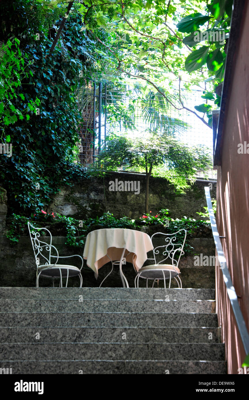 Italien - Comer See - Bellagio - Salita Serbelloni Gasse verstärkt vom See - Eingang zu einem romantischen Restaurant Stockfoto