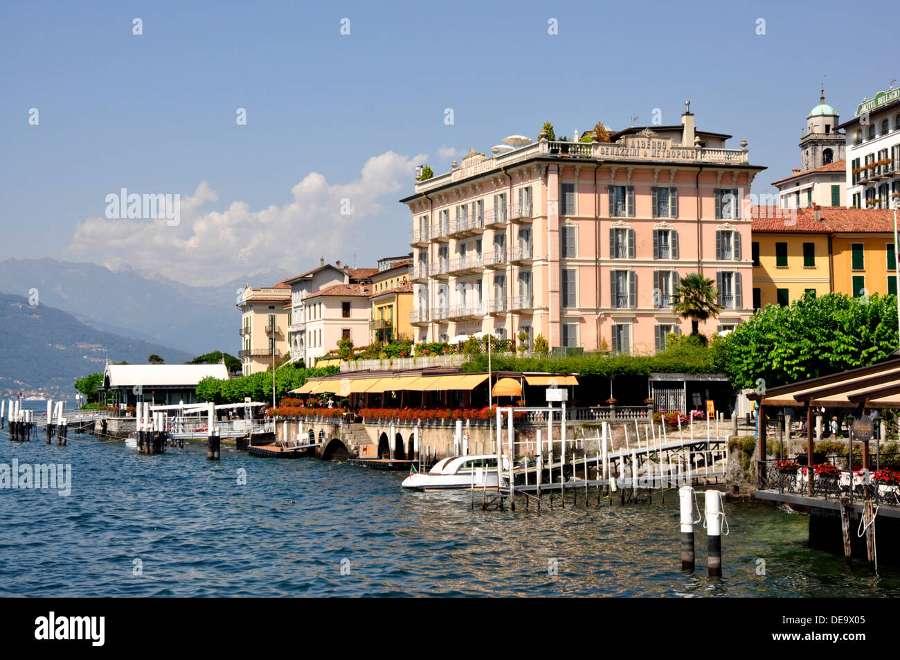 Italien - Comer See - Bellagio - Hotels - Restaurants - Cafés am Seeufer - bunten Balkonen schattigen Bäumen Sonnenlicht blauen Himmel Stockfoto