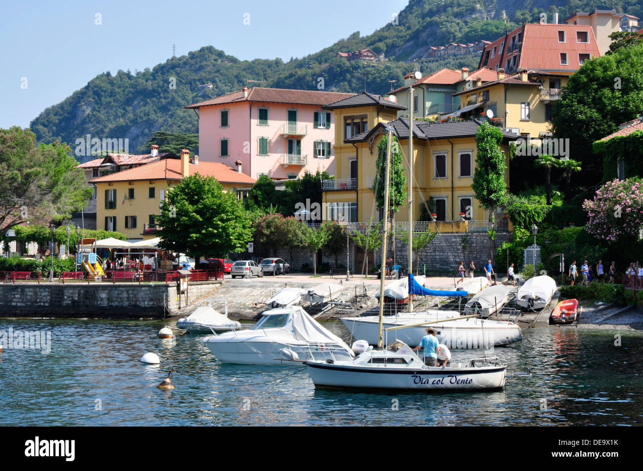 Italien - Comer See - Varenna - Ansicht Spaziergang am See - Dorfhäuser festgemachten Jachten - Reflexionen - - orange Dächer - Berge Stockfoto