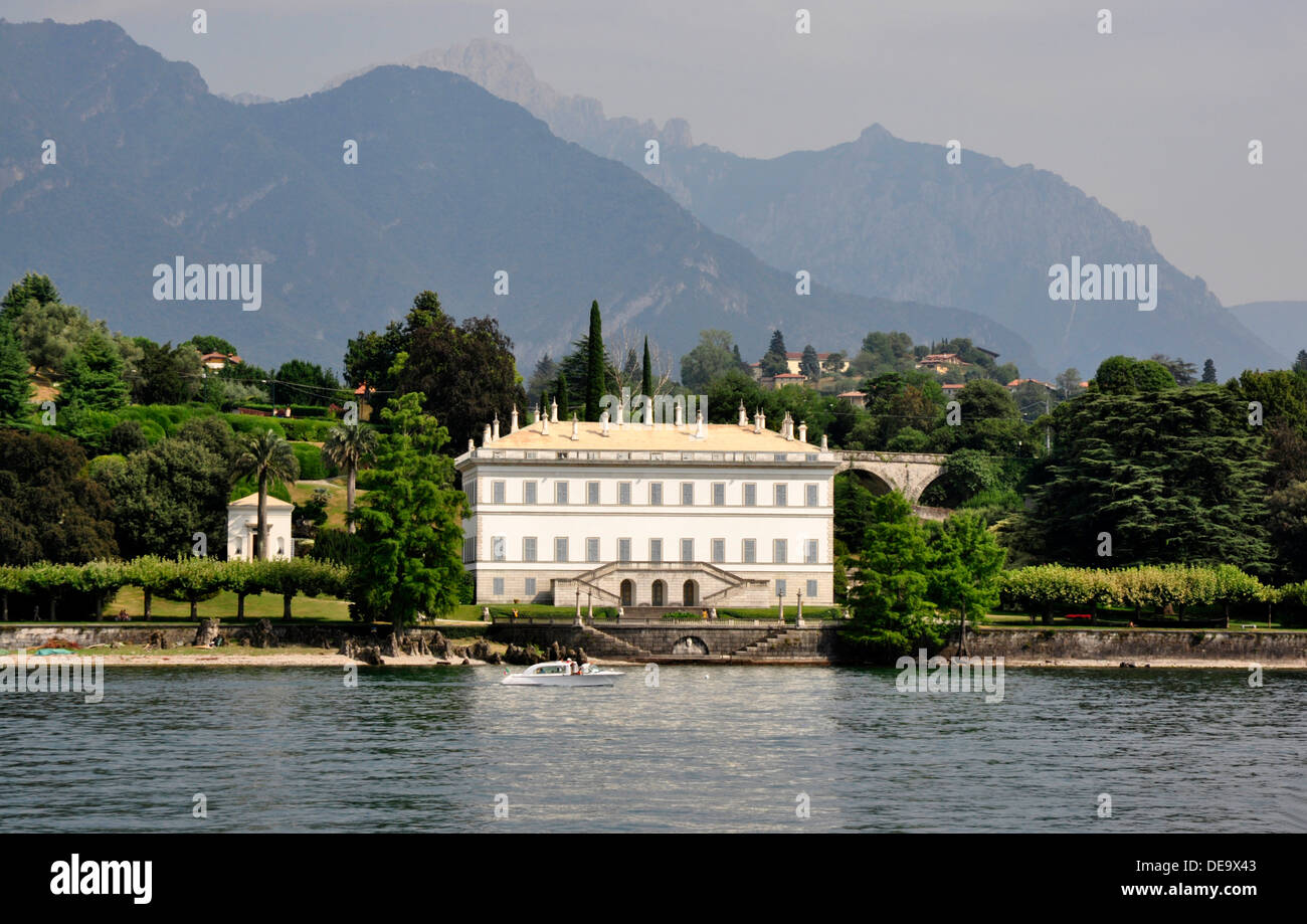 Italien - Comer See - Bellagio - Villa Meizi am Ufer Sees - Hintergrund bewaldete Hänge und die fernen Berge - Reflexionen Stockfoto