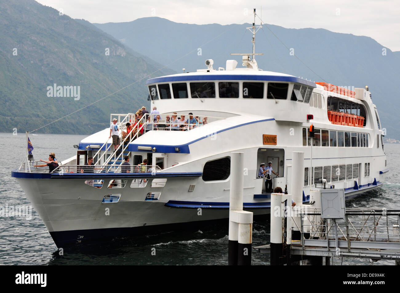 Italien - Comer See - Tremezzo - See Fähre am Boot-Station für die Villa Carlotta - Hintergrund auf den See und die Berge Stockfoto