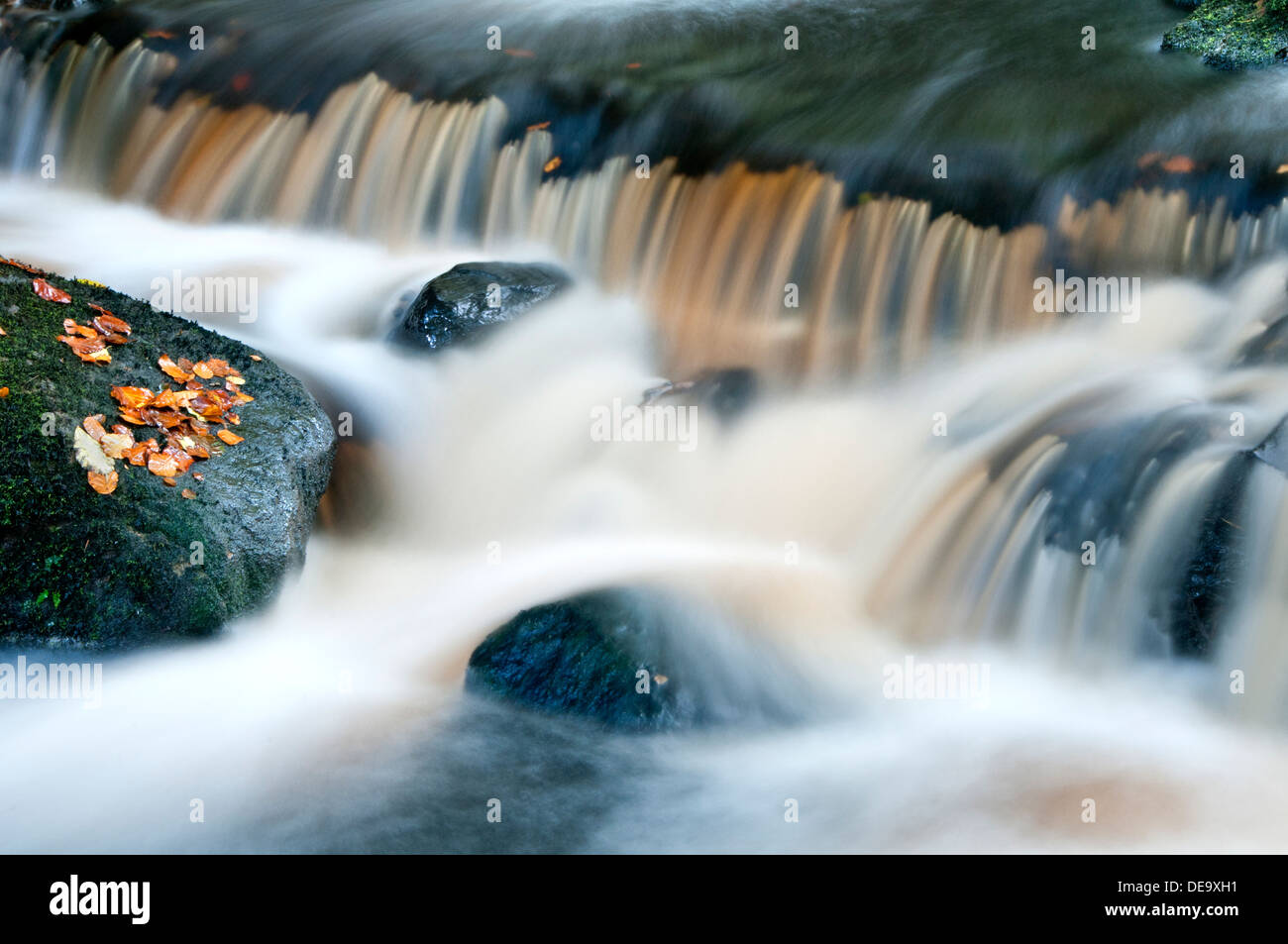 Strömungsmuster im Burbage Bach, padley Schlucht, der Nationalpark Peak District, Derbyshire, England Großbritannien Stockfoto