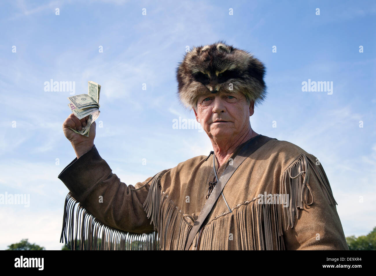 Ingleton, UK 14. September, 2013. Davy Crockett holding Amerikanischen Dollar in Ingleton's Wild West Wochenende mit dem Amerikanischen Bürgerkrieg Gesellschaft mit lebendiger Geschichte zeigt und Re-enactments. Union und Verbündete Soldaten das Tragen der Uniformen und Waffen der Zeit. Stockfoto