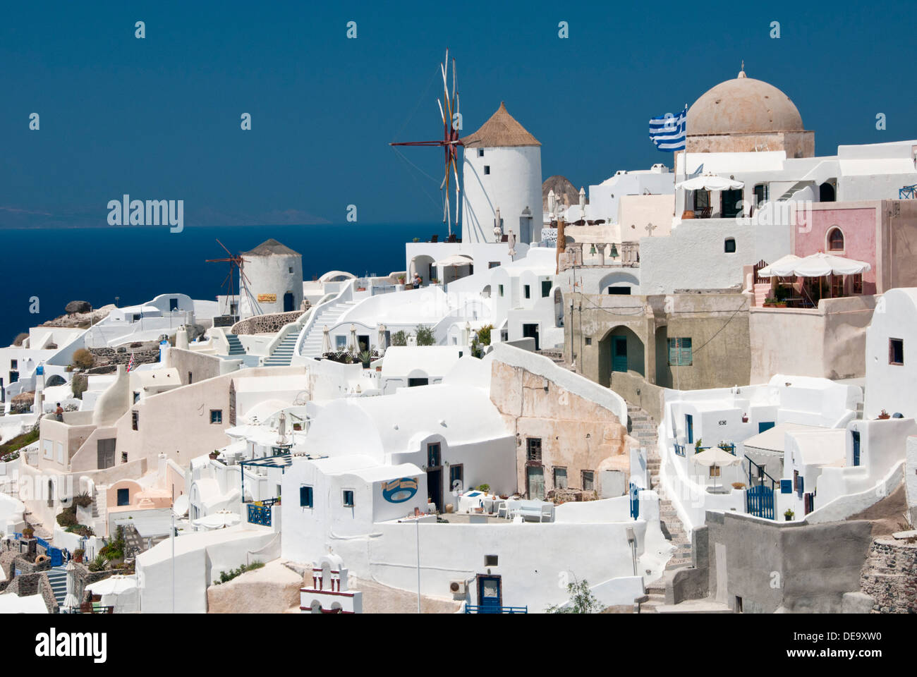Windmühlen & Weiß getünchte Häuser, Oia, Santorini, griechische Inseln, Griechenland, Europa Stockfoto