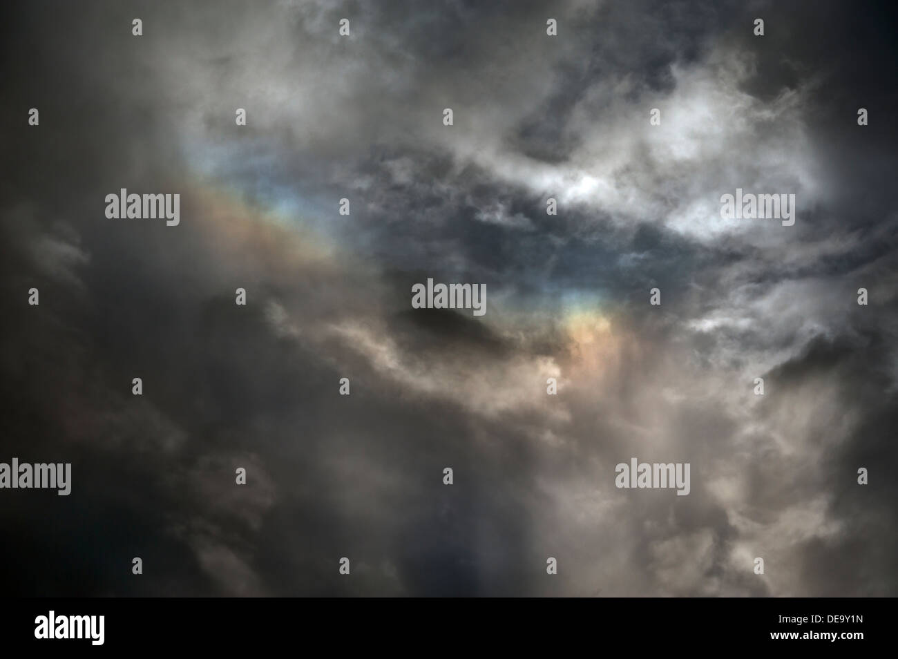 Farben des Regenbogens in den Wolken Stockfoto