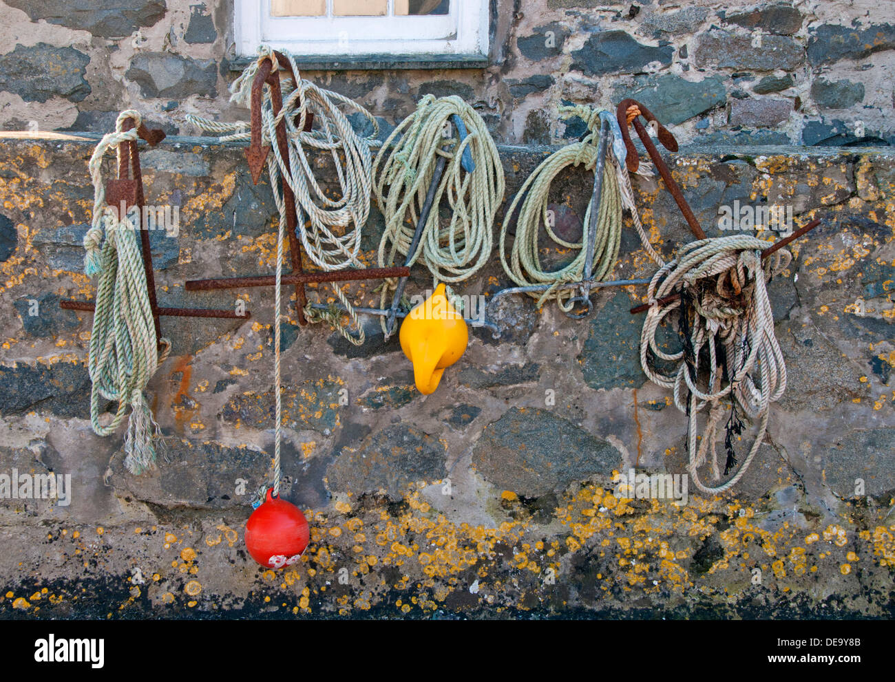 Angeln Anker & schwimmt auf dem Meer Wand, Porth Dinllaen, Halbinsel Llŷn, Nord Wales, Großbritannien Stockfoto