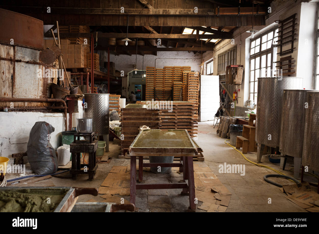 Olivenseife am Patounis Seifenfabrik in Korfu zu machen. Das familiengeführte Unternehmen seit 1850 in Betrieb ist. Stockfoto