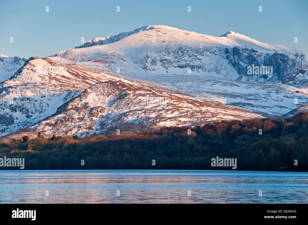 Mount Snowdon im Winter gesehen über Llyn Padarn, Snowdonia National Park, North Wales, UK Stockfoto